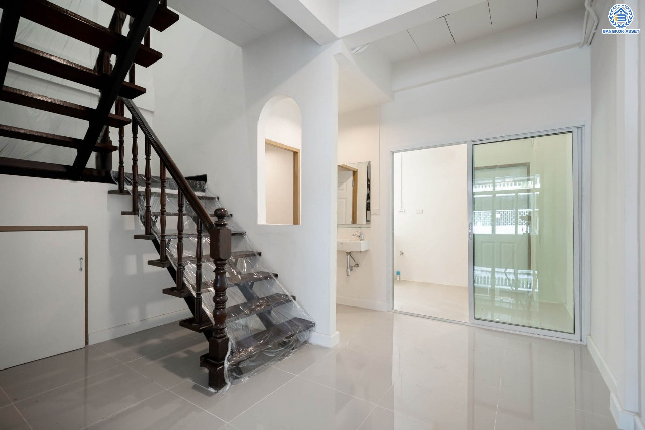 บ้านมือสองตกแต่งใหม่ โครงการ อยู่เจริญ วิภาวดี เนื้อที่ 21.2 ตร.ว. ฟังก์ชัน 2 ห้องนอน 2 ห้องน้ำ จอดรถได้ 2 คัน บนทำเลศักยภาพ หน้าโครงการติดถนนวิภาวดี ใกล้สนามบินดอนเมือง ฟิวเจอร์พาร์ครังสิต, ม.รังสิต จุดขึ้นทางด่วน "ดอนเมือง", โทลเวย์ วิภาวดี-รังสิต และรถไฟฟ้าสายสีแดง "สถานีรังสิต"